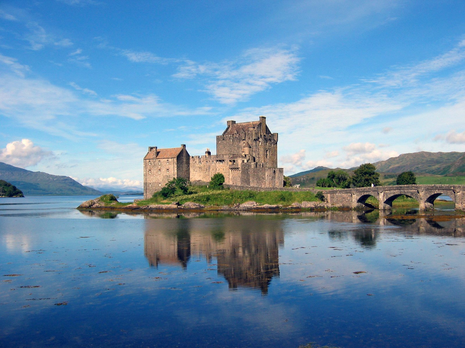 Eilean Donan es uno de los castillos más famosos y fotografiados de Escocia, famoso por estar construido en medio de un Lago. CRUCEROS FLUVIALES ESCOCIA CRUCEROS FLUVIALES HIGHLANDS CRUISES SCOTLAND SOTTISH HIGHLANDER CRUISES BARGE CRUISES SCOTLAND UNITED KINGDOM CRUISES FAMILY CRUISES SCOTLAND CHARTER CRUISES EILEAN DONAN CASTLE CASTILLOS DE ESCOCIA
